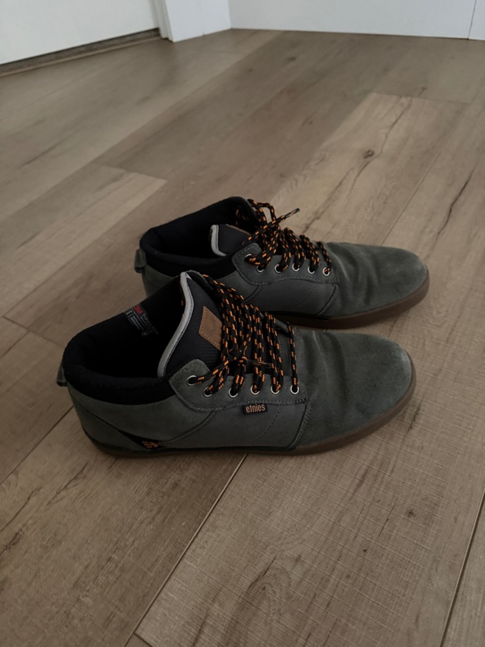 Etnies Men’s Gray Low-Top Sneakers with Black & Orange Laces